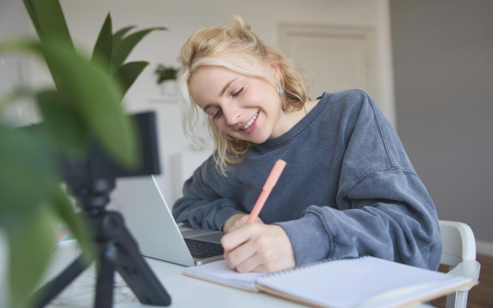 Finanzanalyst bei der Arbeit mit modernen Analysewerkzeugen