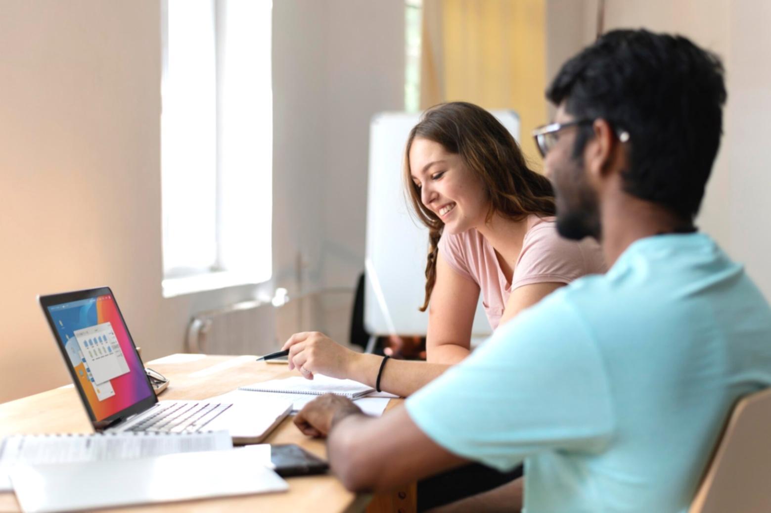 Corporate Finance Arbeitsplatz mit Finanzanalysen und Dokumenten